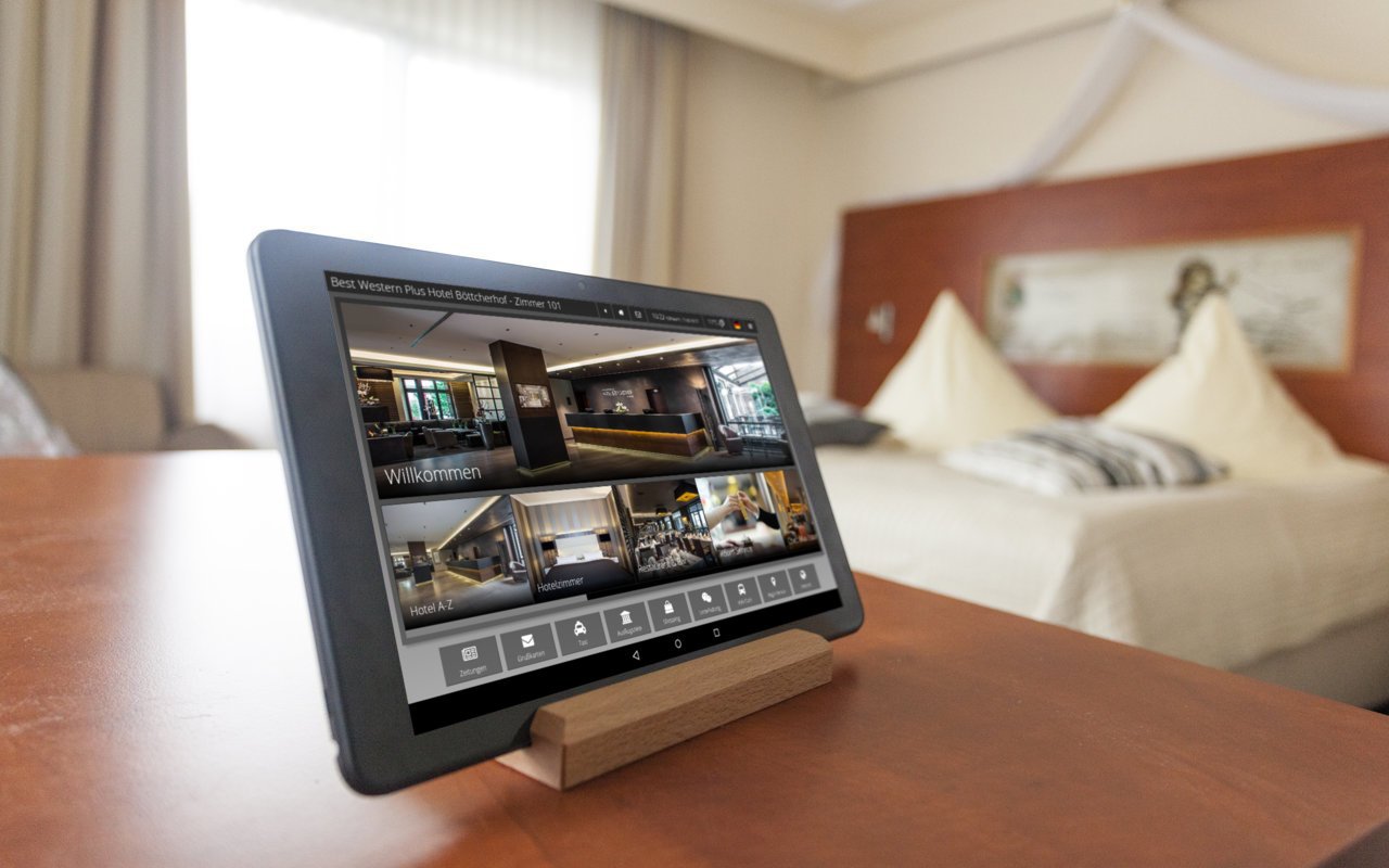 Smart Multitainment-Station iQ Tab in a hotel room