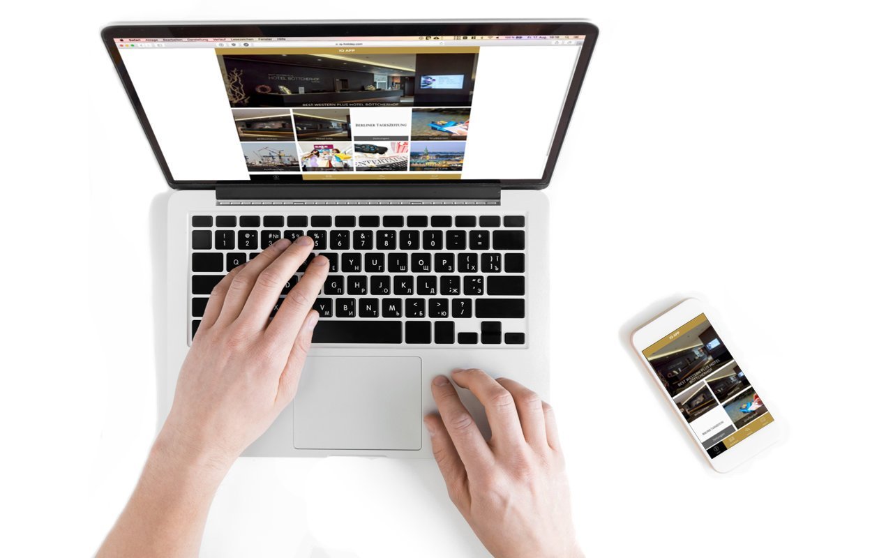 Laptop and smartphone with the smart hotel app from Betterspace