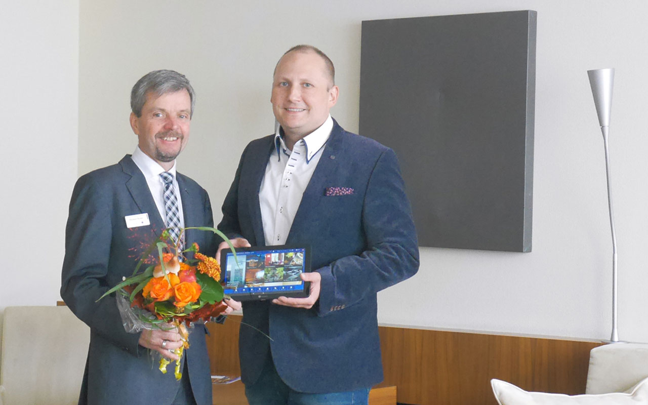 Handover of the digital guest directory in the Radisson Blu Hotel Erfurt